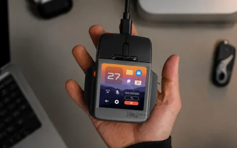 正面带触屏的鼠标 Super Mouse 发布：能打字，也能当直播控制器